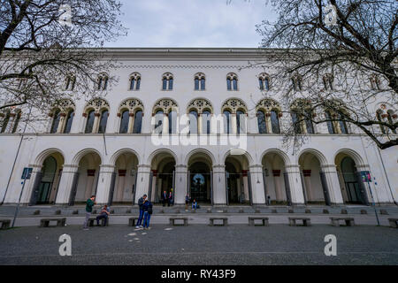 Hauptgebaeude, Ludwig-Maximilians-Universitaet, Geschwister-Scholl-Platz, Monaco di Baviera, Deutschland Foto Stock