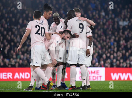 Londra, Inghilterra - Febbraio 27, 2019: Romelo Lukaku di Manchester festeggia con Paul Pogba di Manchester, Luca Shaw di Manchester dopo aver segnato un gol durante il 2018/19 Premier League tra Crystal Palace FC e Manchester United a Selhurst Park. Foto Stock