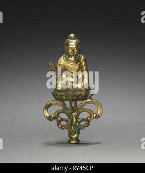 Buddha seduto, 600s. Cina, dinastia Tang (618-907). In bronzo dorato; complessivo: 13,3 x 6,9 cm (5 1/4 x 2 11/16 in.); figura: 9,9 cm (3 7/8 in Foto Stock