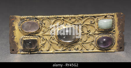 Placca decorativa, probabilmente da un reliquiario Santuario, c. 1200. Germania, Colonia?, periodo romanico, del XII secolo. Rame dorato, con filo di oro, cabochon; complessivo: 2,9 x 8,3 cm (1 1/8 x 3 1/4 in Foto Stock