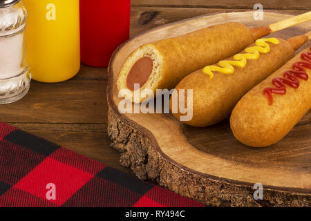 Gruppo di cani di mais su un tavolo di legno. Un ristorante fast food concept. Close up. Foto Stock