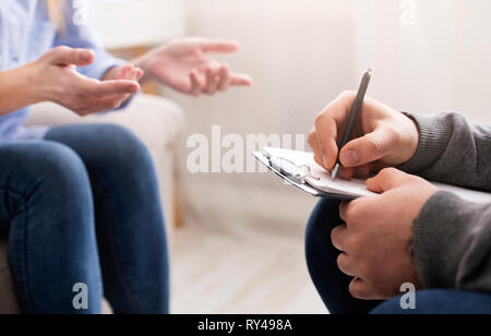 Premuto Donna che parla al suo pchychologist closeup Foto Stock