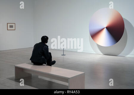 Gli amanti dell arte presso la Turner Contemporary Art Gallery Margate Kent Foto Stock