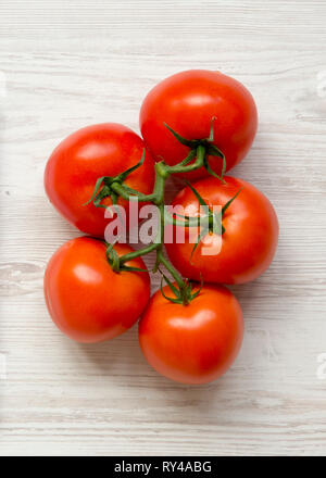 Freschi pomodori greggio bianco su una superficie di legno, vista dall'alto. Da sopra, piana, laici overhead. Close-up. Foto Stock