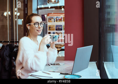 Donna imprenditore lavora da cafe e parlando al telefono cellulare Foto Stock