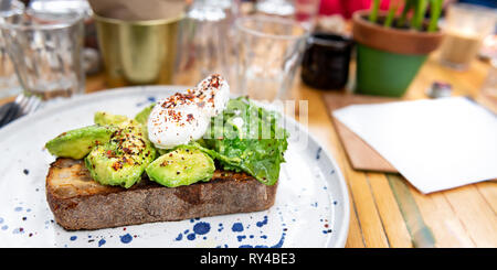 Toast con Avocado e uovo in camicia, perfetta e sana prima colazione Foto Stock