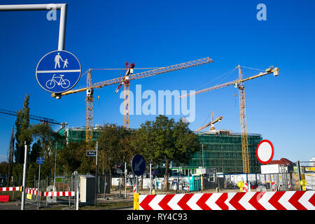 Centro citta', gru su un sito di costruzione sono nei dintorni di nuova costruzione in corso. Non ci sono cartelli stradali che la regolazione del traffico nella zona. Foto Stock