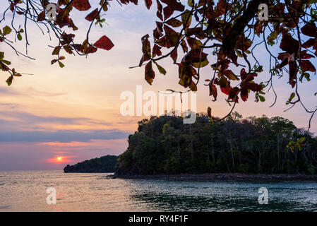 Bellissima natura di colorati il sole nel cielo di Tarutao island beach durante il tramonto sul Mare delle Andamane sotto l'albero ombra, Taruta Foto Stock