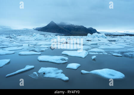 Paesaggio serale con ice floes nel lago glaciale Fjallsarlon. Vatnajokull National Park, l'Islanda, l'Europa. Straordinaria attrazione turistica Foto Stock