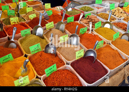 Erbe e spezie in esposizione al mercato Carmel di Tel Aviv, Israele Foto Stock