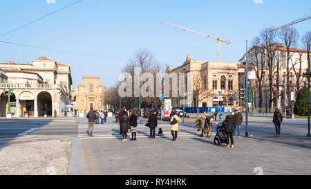 BERGAMO, Italia - 19 febbraio 2019: la gente a piedi sulla Piazza Giacomo Matteotti nella città di Bergamo. Bergamo è la capitale della provincia di Berga Foto Stock