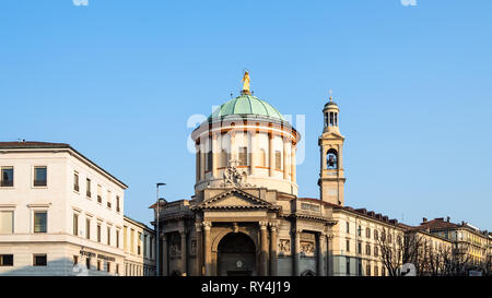 BERGAMO, Italia - 19 febbraio 2019: vista della Chiesa Prepositurale di Santa Maria Immacolata delle Grazie (barriera delle Grazie) con torre campanaria Foto Stock