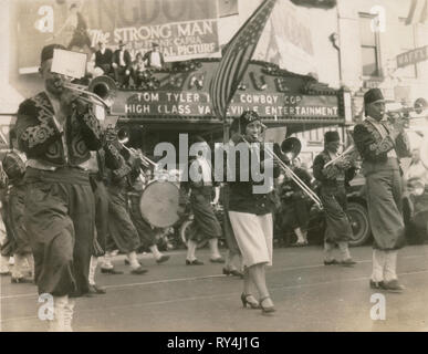 Antiquariato fotografia 1926, sfilata di antichi Egiziani ordine di Sciots (maestri muratori) membri lungo la Pacific Avenue di Santa Cruz, California, Stati Uniti d'America. Fonte: fotografia originale. Foto Stock