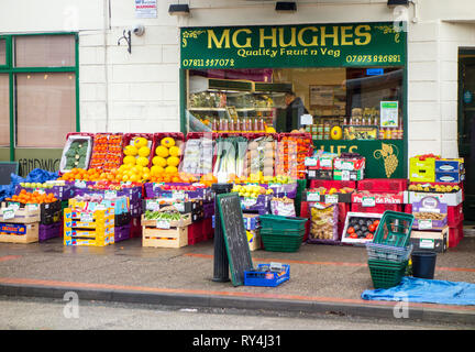 Tradizionale high street la frutta e la verdura fruttivendolo shop con scatole e casse di prodotti freschi al di fuori sul marciapiede in Chirk Wales UK Foto Stock