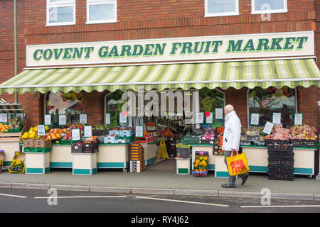 Tradizionale high street la frutta e la verdura fruttivendolo shop con scatole e casse di prodotti freschi al di fuori sul marciapiede in Oswestry Shropshire Foto Stock