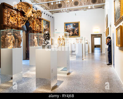 BERGAMO, Italia - 20 febbraio 2019: attendant nella hall dell Accademia Carrara di Belle Arti di Bergamo (galleria d'arte e Accademia di Belle Arti) in Bergamo Foto Stock