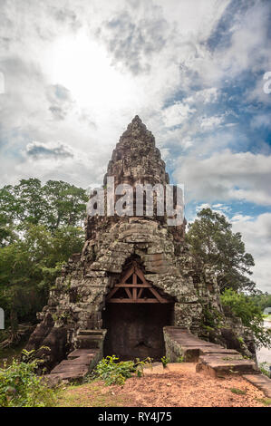 Si affaccia sulla torre di porta alla porta sud di Angkor Thom, Cambogia. Foto Stock