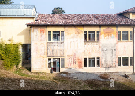 BERGAMO, Italia - 20 febbraio 2019: squallida casa medievale nel cortile della Accademia Carrara (galleria d'arte e Accademia di Belle Arti) con affresco esterno Foto Stock
