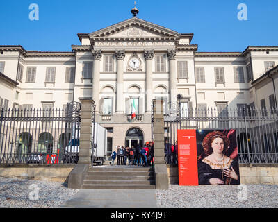 BERGAMO, Italia - 20 febbraio 2019: Visitatori vicino Accademia Carrara di Belle Arti di Bergamo (galleria d'arte e Accademia di Belle Arti) su Piazza Giacomo Foto Stock