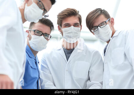 Closeup. Un team di medici in maschere di protezione. Foto Stock