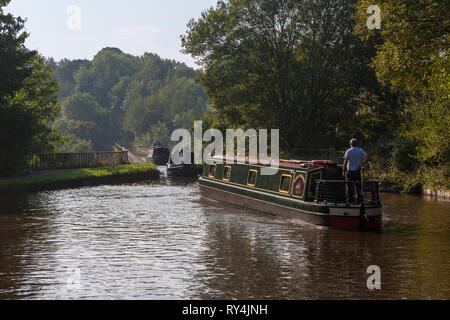 Narrowboat traffico in Chirk piscina, il grande bacino tra Chirk Tunnel e Acquedotto Chirk sulla Llangollen Canal, Wrexham, Galles Foto Stock