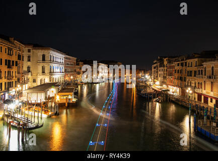 Uno di Venezia incredibili esperienze è perdersi verso il basso si tratta di percorsi e imbattersi in qualche splendida architettura. Foto Stock