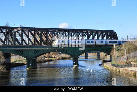 Classe Thameslink 700 UEM capi sud su ghisa ponte sopra il fiume Nene, Peterborough, CAMBRIDGESHIRE, England, Regno Unito Foto Stock