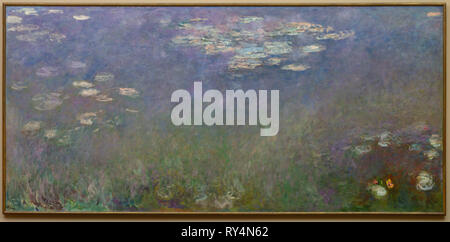 Water Lilies (Agapanthus), c.1915-1926. Claude Monet (Francese, 1840-1926). Olio su tela; incorniciato: 204,9 x 430.3 x 6 cm (80 11/16 x 169 7/16 x 2 3/8 in.); senza cornice: 201,3 x 425.6 cm (79 1/4 x 167 9/16 in Foto Stock