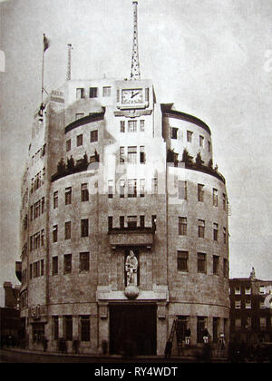 Una vendemmia vista della British Broadcasting Corporation headquarters (senza alcuna estensione orientale)- 1934 Vista di Broadcasting House, Portland,Place, Londra (BBC) con Langham Place in background. In origine ospitava 22 studi radio. Le statue di Prospero e Ariel può essere visto sopra l'ingresso anteriore Foto Stock