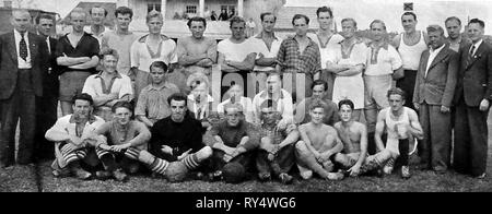 1946 - Frank Swift (contrassegnato con quadrato sopra la sua testa)pullman, con i giocatori e i funzionari di Larvik football team (Norvegia). Swift è stato vittima di un monaco di baviera disastro aereo 1958 Foto Stock