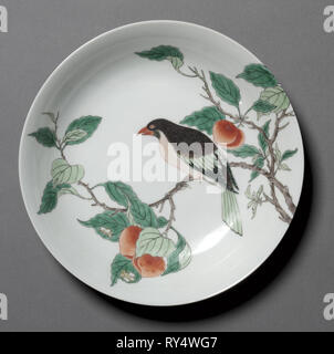 Piatto con uccello sul ramo di pesco, 1662-1722. Cina, provincia di Jiangxi, Jingdezhen forni, dinastia Qing (1644-1912), Kangxi mark e regni (1662-1722). Porcellana con la famille verte overglaze decorazione in smalto; diametro: 20,5 cm (8 1/16 in Foto Stock