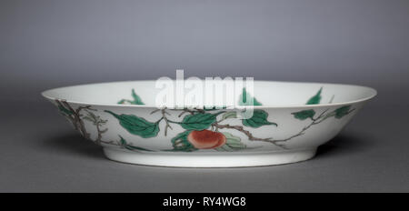 Piatto con uccello sul ramo di pesco, 1662-1722. Cina, provincia di Jiangxi, Jingdezhen forni, dinastia Qing (1644-1912), Kangxi mark e regni (1662-1722). Porcellana con la famille verte overglaze decorazione in smalto; diametro: 20,7 cm (8 1/8 in.); nave: 2,5 cm (1 in Foto Stock