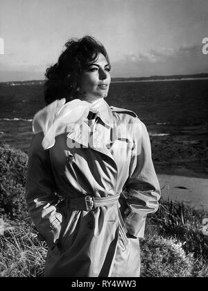 AVA GARDNER, sulla spiaggia, 1959 Foto Stock