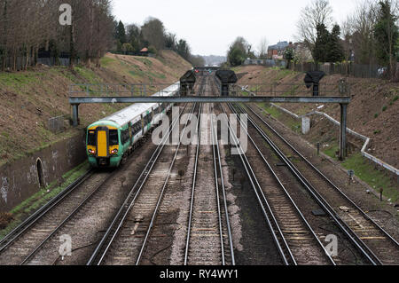 Croydon, Greater London, Regno Unito - Marzo 2019 : il binario ferroviario con rosso e verde segnale di background e un colore verde rampa sud passando da Foto Stock