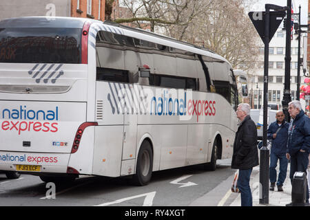 Autobus espresso nazionale visto nella stazione dei pullman di Londra Victoria Foto Stock