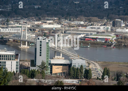 Tilikum attraversamento pedonale e il transito di massa di ponte sul fiume Willamette a Portland, Oregon. Foto Stock