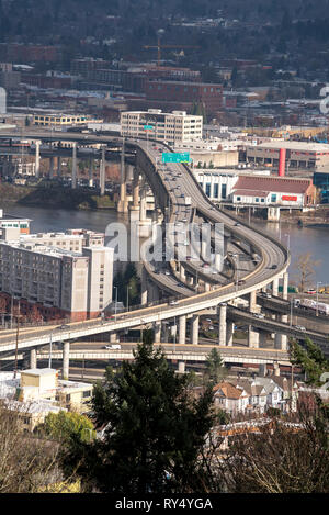 Interstate 5 Marquam ponte sopra il fiume Willamette a Portland, Oregon. Foto Stock