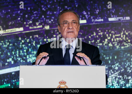 Il presidente del Real Madrid Florentino Perez visto durante la conferenza stampa di presentazione ufficiale di essere come il nuovo Manager del Real Madrid nel Santiago Bernabeu Stadium in Madrid. Zinedine Zidane è stato il direttore per il Real Madrid dal gennaio 2016 al maggio 2018 archiviazione eccellenti risultati compresi essendo il campione della Liga e la UEFA Champions League. Foto Stock