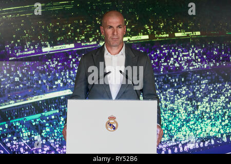 Zinedine Zidane durante la conferenza stampa di presentazione ufficiale di essere come il nuovo Manager del Real Madrid nel Santiago Bernabeu Stadium in Madrid. Zinedine Zidane è stato il direttore per il Real Madrid dal gennaio 2016 al maggio 2018 archiviazione eccellenti risultati compresi essendo il campione della Liga e la UEFA Champions League. Foto Stock