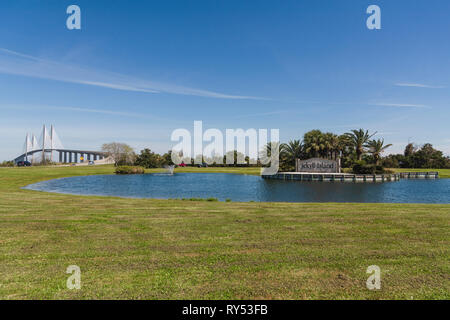 Jekyll Island, Georgia Parco di ingresso con il Sidney Lanier Bridge in background Foto Stock