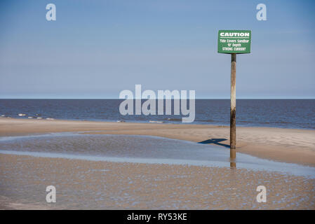 Segno di avvertimento Post di oceano forte corrente di marea su Jekyll Island GA Foto Stock