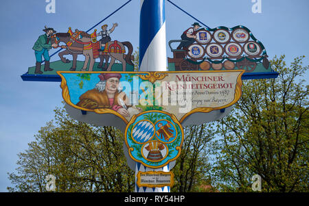 Maibaum, Viktualienmakt, Monaco di Baviera, Deutschland Foto Stock
