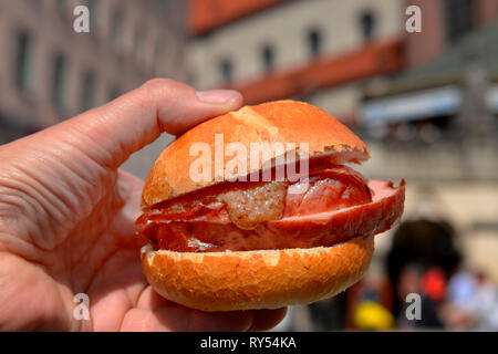 Leberkaes-Semmel, Viktualienmakt, Monaco di Baviera, Deutschland Foto Stock