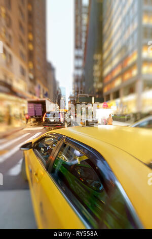 Yellow Cab di notte accelerare in New York City. Foto Stock