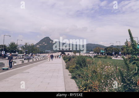La gente a piedi e dal palazzo Gyeongbokgung in Seoul, settembre 2015 Foto Stock