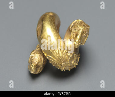 Capelli anello con testa di ariete, c. Del IV secolo A.C. La Grecia, periodo ellenistico. Oro; complessivo: 3,2 cm (1 1/4 in Foto Stock