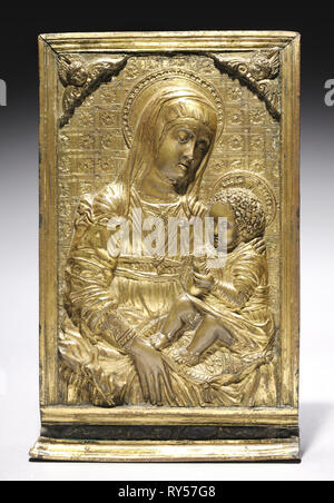 Pax con la Madonna e il Bambino, 1400s. Seguace di Antonio Rossellino (Italiano, 1427-1479 ). In bronzo dorato, argento e smalto blu; complessivo: 15,9 x 10,3 x 4 cm (6 1/4 x 4 1/16 x 1 9/16 in Foto Stock