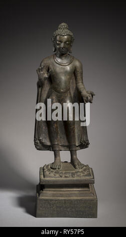 Statua di Budda, 591. Nordest dell India o il Nepal, Gupta/Licchavi periodo. Bronzo; complessivo: 46,5 x 15,4 x 13,4 cm (18 5/16 x 6 1/16 x 5 1/4 in.); senza base: 35 x 13,8 x 10,5 cm (13 3/4 x 5 7/16 x 4 1/8 in Foto Stock