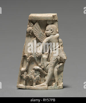 Placca decorativa: l'uomo; e Griffin in combattimento, 900-800 A.C. Fenicia, Iraq, Nimrud, 9th-8secolo A.C. L'avorio; complessivo: 6,5 x 3,9 cm (2 9/16 x 1 9/16 in Foto Stock