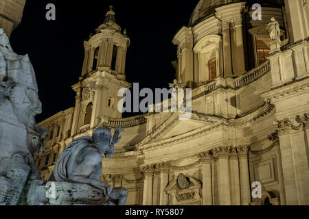 Piazza Navona, la Fontana dei 4 fiumi del Bernini di fronte alla chiesa di Sant'Agnese in Agone del Borromini. Di notte. Roma, Italia, Europa, Unione europea. Foto Stock